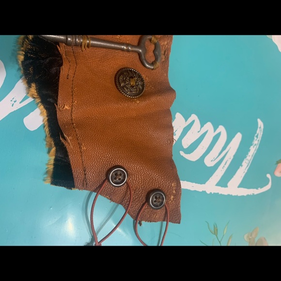 Leather and velvet cuff bracelet. - Picture 3 of 5